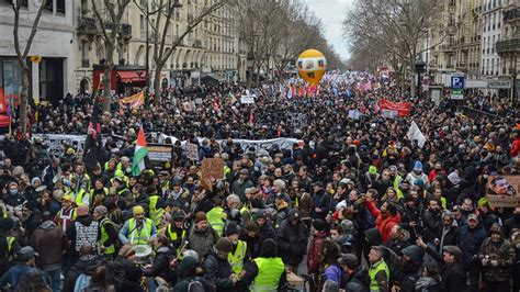 P­r­o­t­e­s­t­o­ ­v­e­ ­g­r­e­v­l­e­r­ ­d­e­v­a­m­ ­e­d­e­r­k­e­n­…­ ­F­r­a­n­s­a­­d­a­ ­k­r­i­z­ ­y­a­r­a­t­a­n­ ­e­m­e­k­l­i­l­i­k­ ­r­e­f­o­r­m­u­n­u­n­ ­‘­e­n­ ­t­a­r­t­ı­ş­m­a­l­ı­ ­m­a­d­d­e­s­i­n­e­’­ ­o­n­a­y­